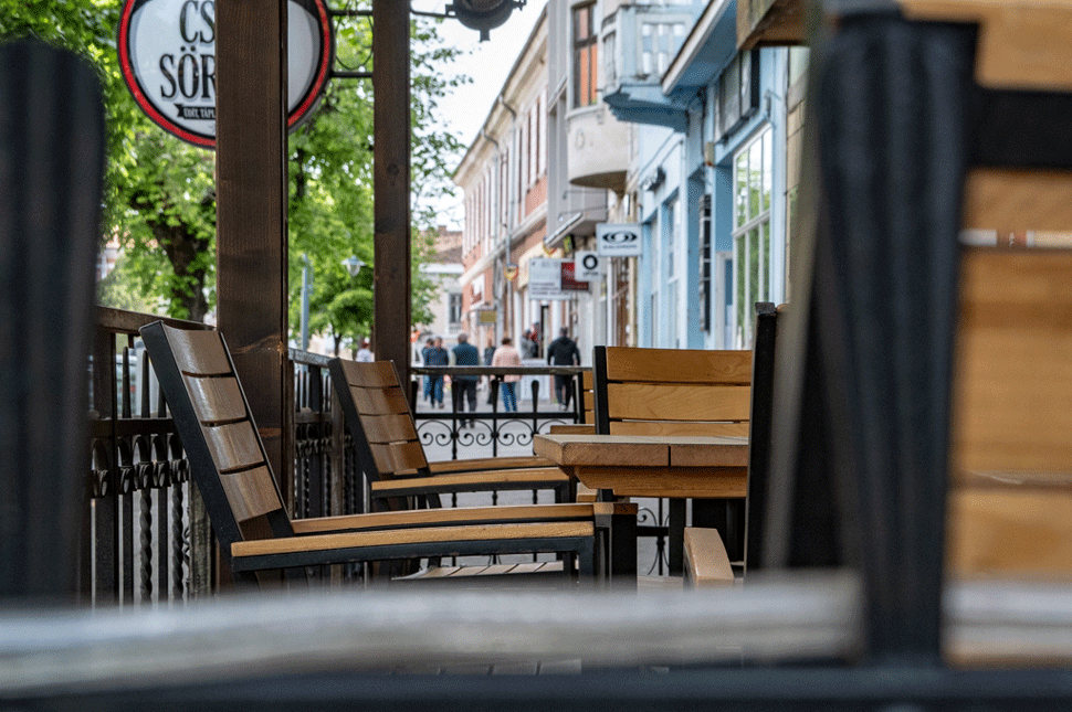 Orban: június elsejétől nyithatnak a teraszok