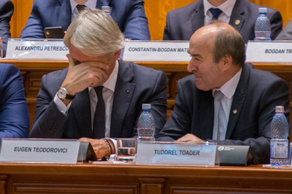 Nem sikerült megbuktatni a minisztereket