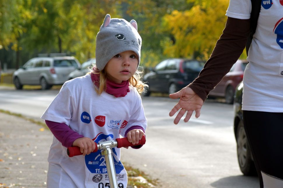 Csillámpónik, óriásmacskák és kartondobozok is szaladtak