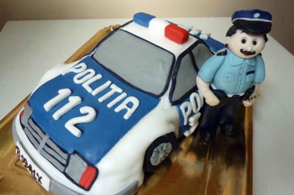 Nem hívták meg a rendőröket, mégis elmentek a szülinapra