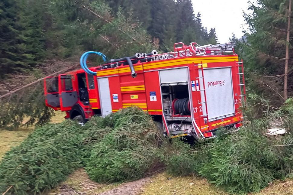 Balesetezett a küldetésben lévő tűzoltóautó