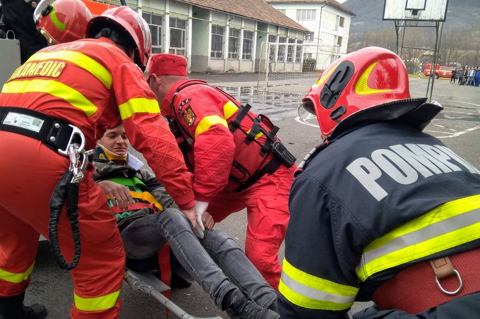 Két sérült diákot daruval emeltek ki a Bányaiból (videó)