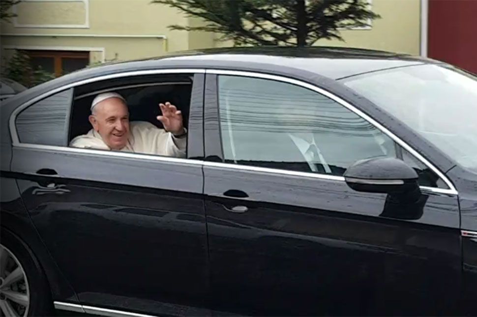 Udvarhelyen integet a pápa (videó)