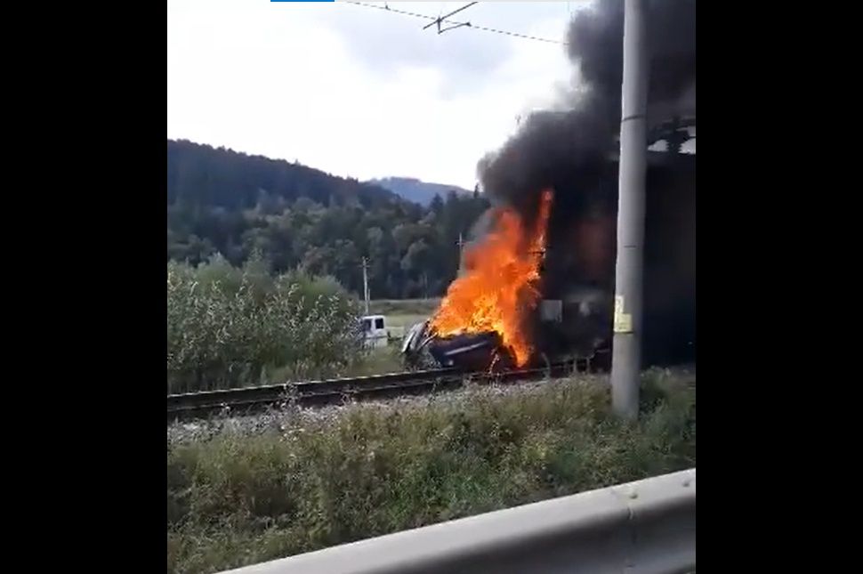 Bennégtek az autóban, amit a vonat elsodort (videóval)