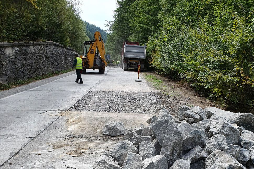 Hegy alatt aszfaltoznak