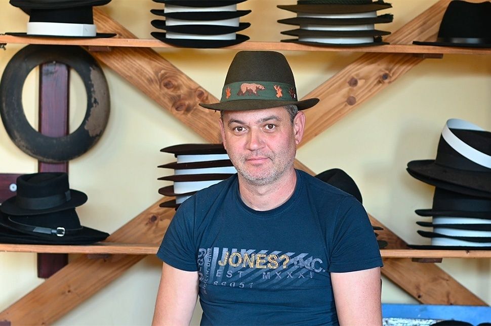 Mikor hívja a kalapos a feleségét?