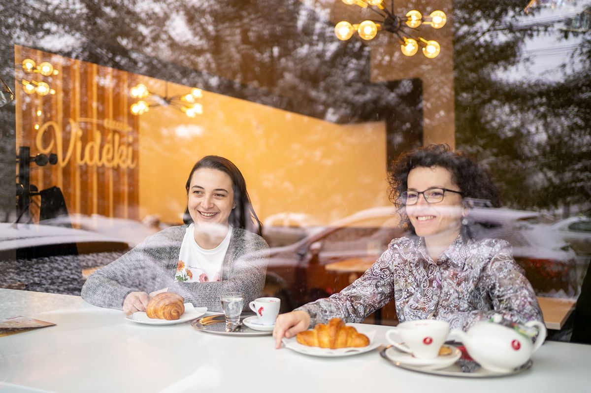 Ha két nő találkozik