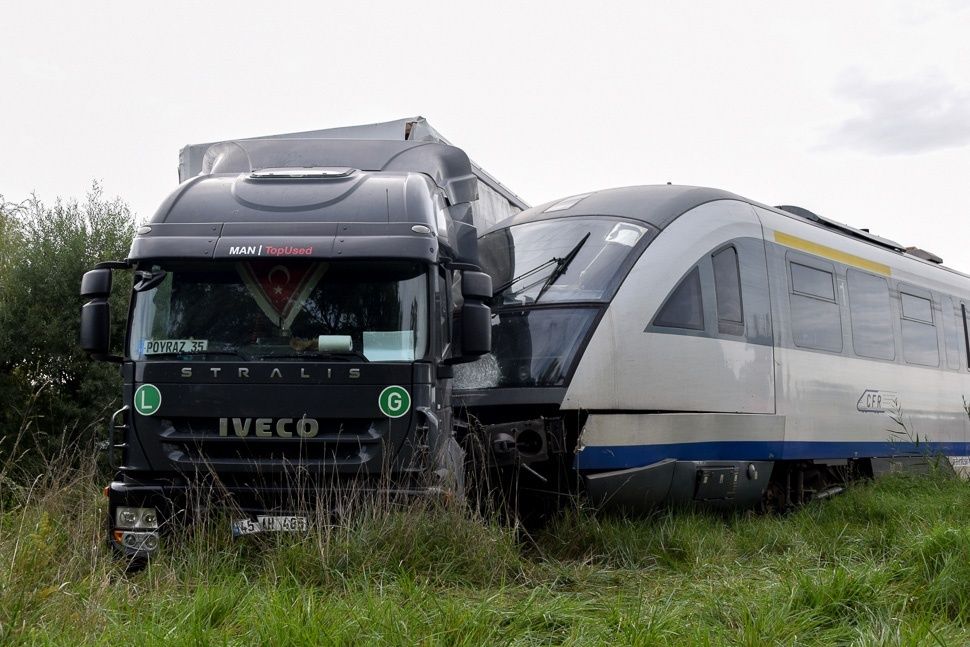 Beleállt a kamionba a Kék Nyíl