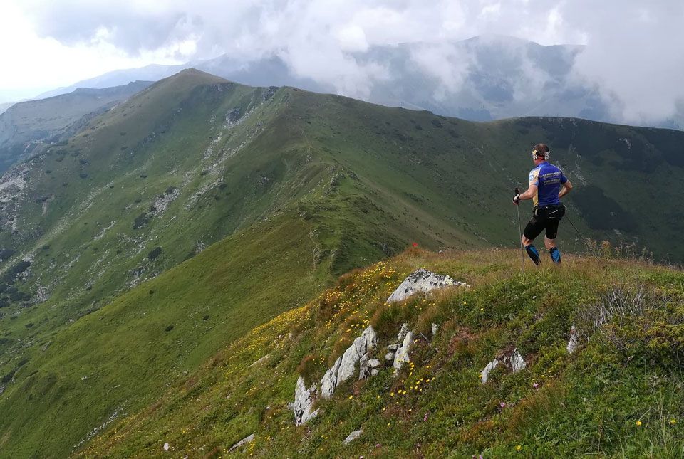 A felhők között száguldoztak