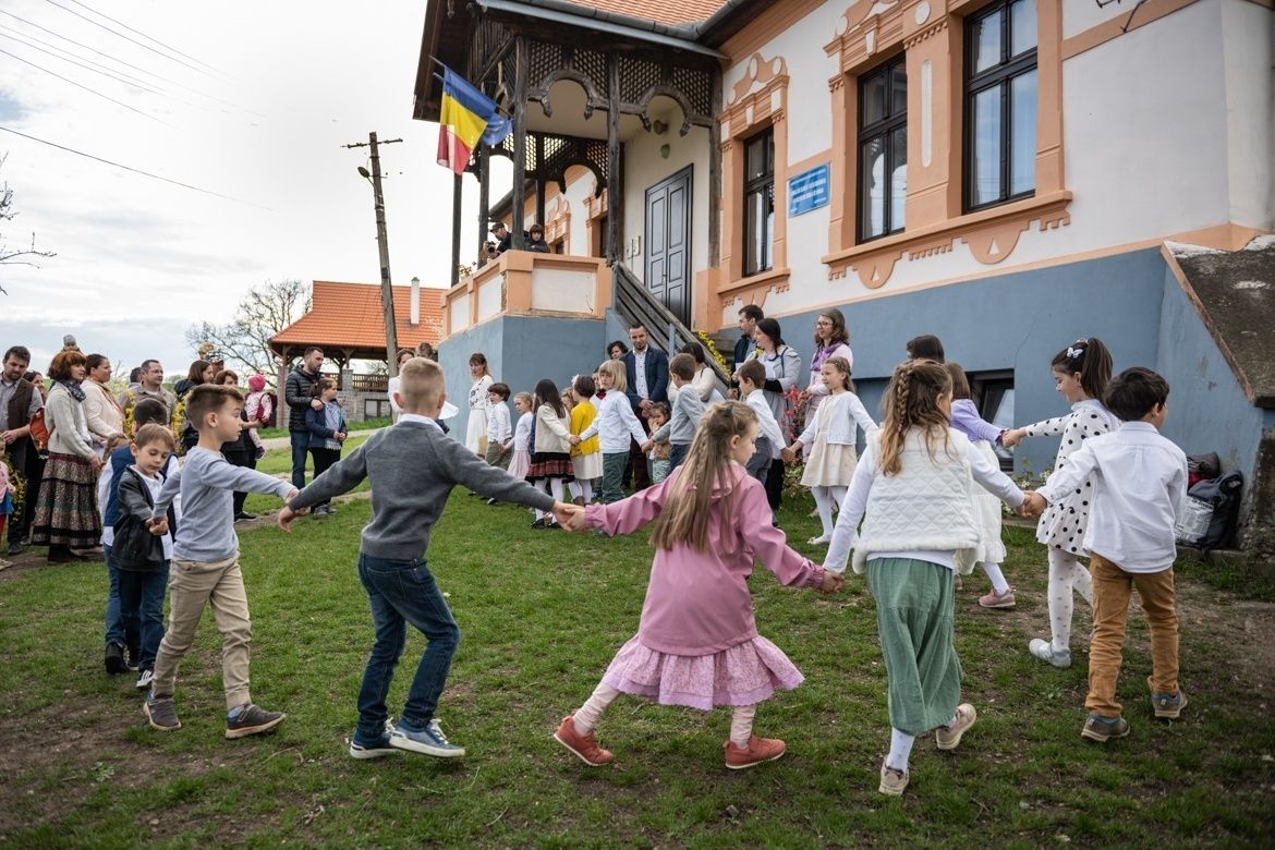 A templomban rockzene szól, az iskolánál Berecz András mesél