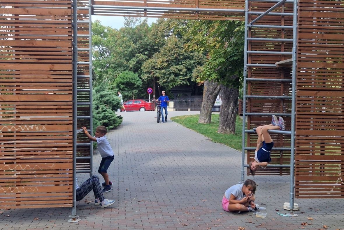 Új játszótér nyílt a parkban!