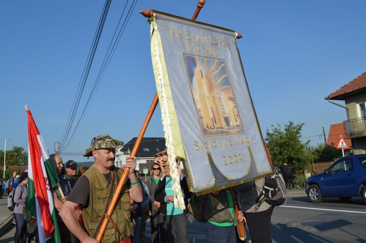 Közel félezren indultak gyalog Csíksomlyóra
