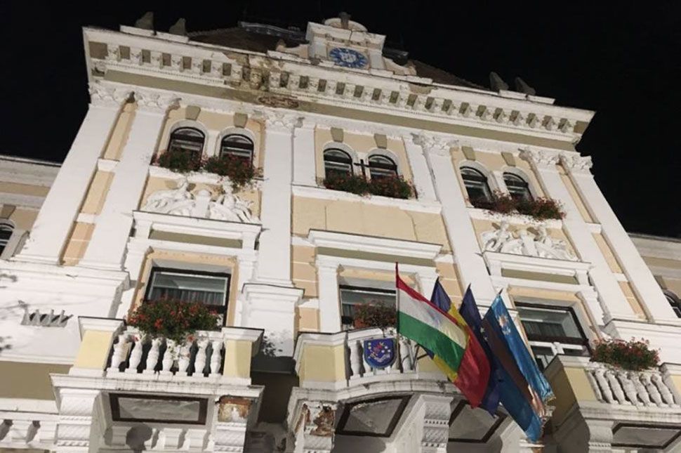 Jogerős: le kell venni a zászlókat a városházán
