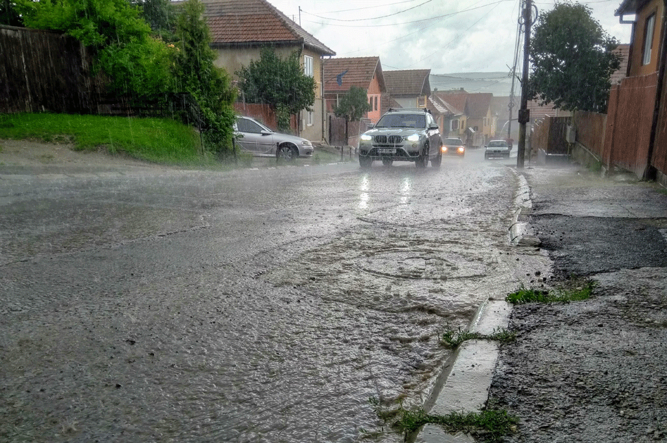 Szakadó esőt jósolnak a fél országra