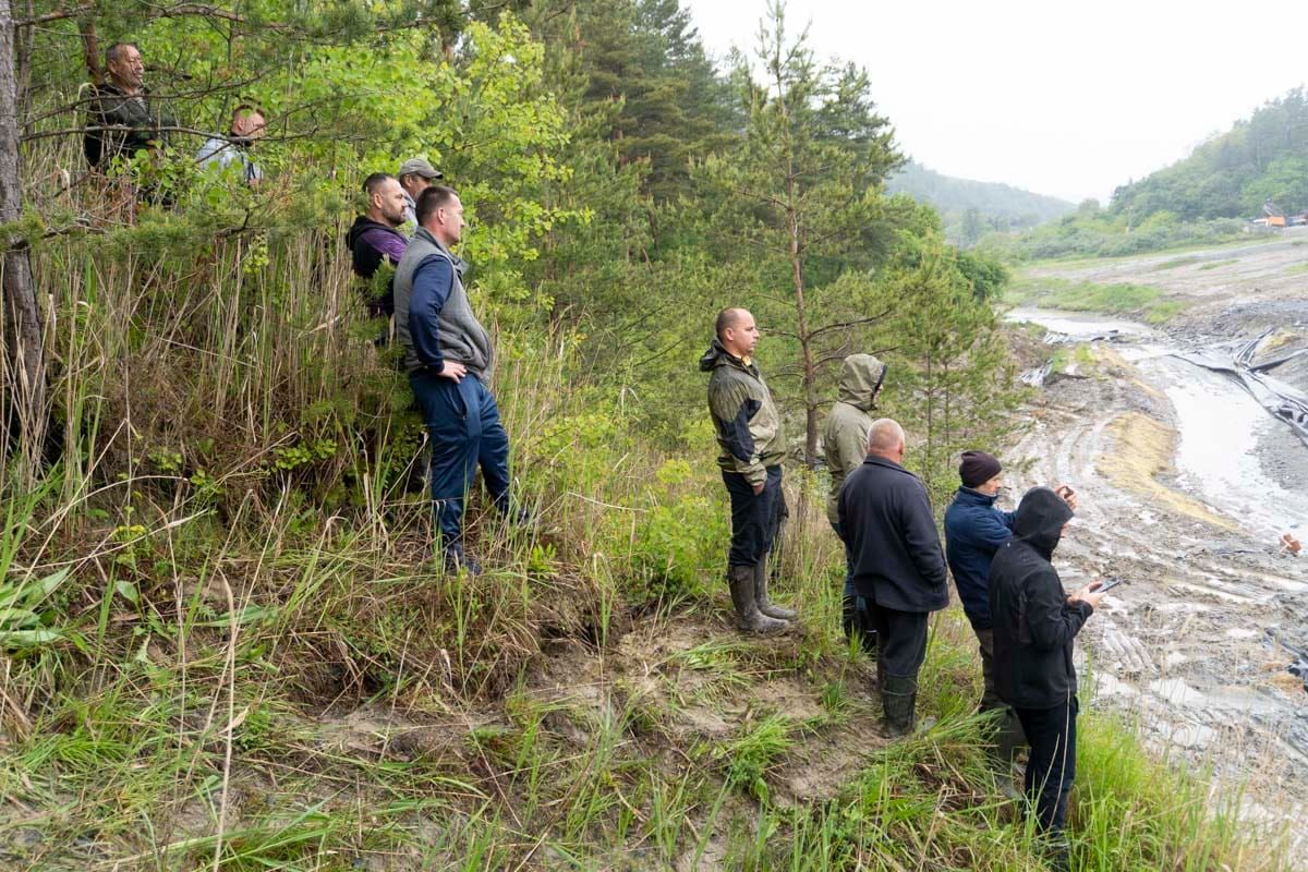 Parajdi sóbánya 2: kávéskanállal kutat tömni