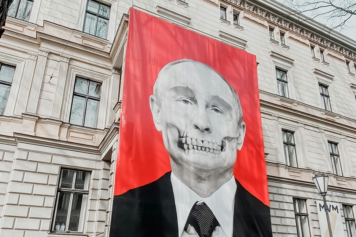 Milliárdok robbannak az égbe, miközben ezerrel készül a béke