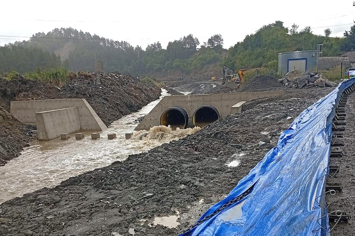 Változatlan vészhelyzet Parajdon: nem bírta a csőrendszer a Korond-patak vizét