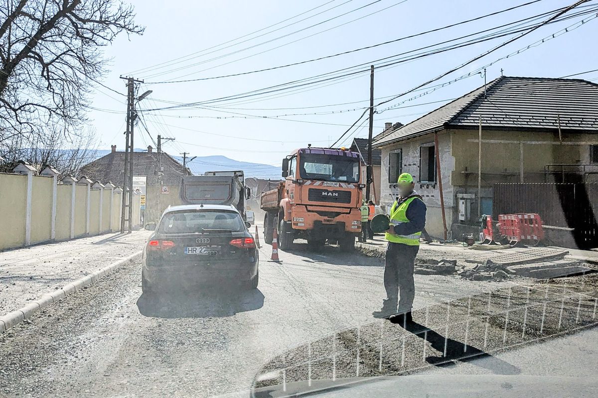 Pingpongosok irányítják a forgalmat a szejkei kijáratnál, pár perces késésre kell számítani