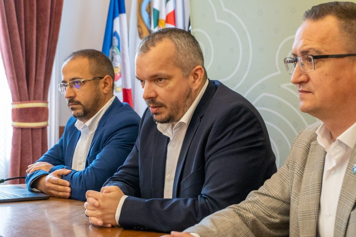 Öt lejes városnapi sör és románul beszélő chatbot: így költözik a zsebünkbe a városháza