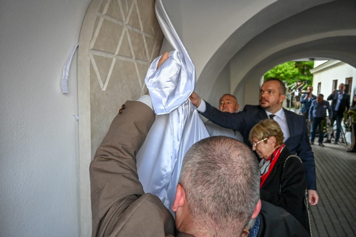 A lepel alatt: 381 név a kapualjban