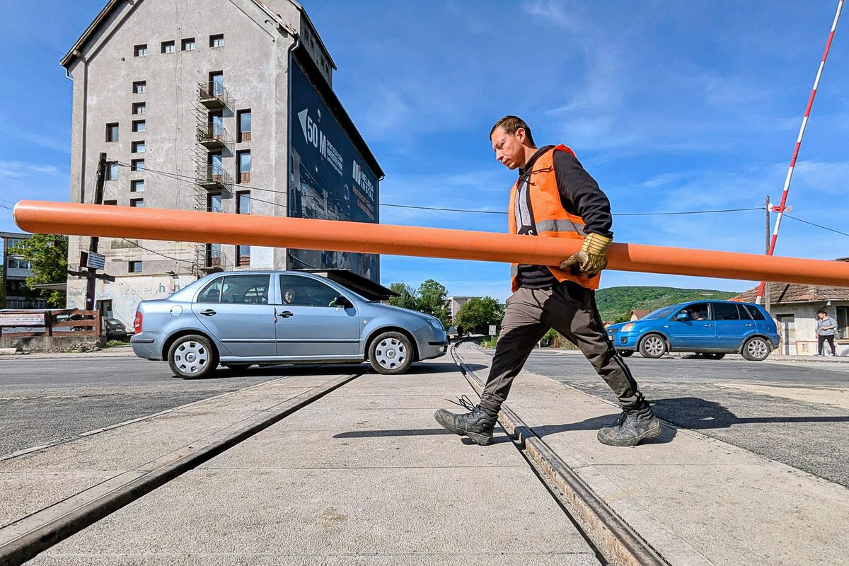 Leteszteltük: penge lett az új vasúti átjáró