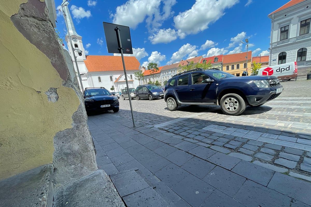 Papíron mindenki 65 méterre lakik, mégis autóval járnak iskolába