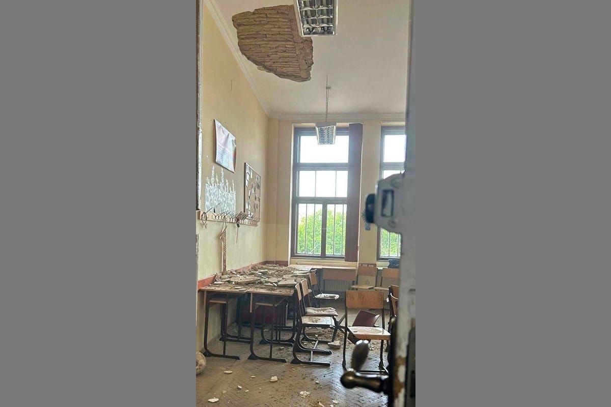 Vakolat omlott le egy tanterem mennyezetéről a Refiben