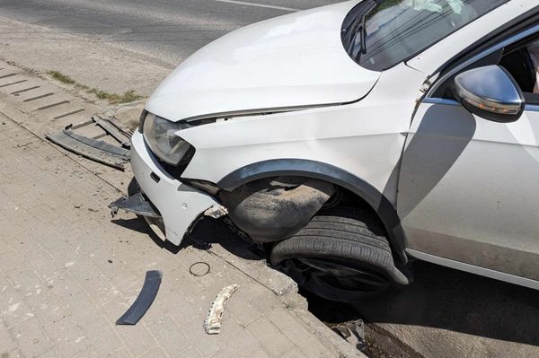 Három autó ütközött, ketten megsérültek