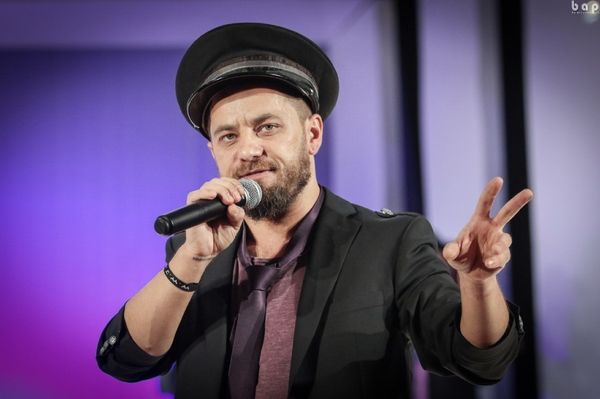 Újabb színész marad jelmez nélkül