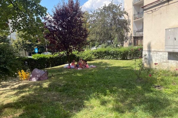 Gyertek le a blokk elé!