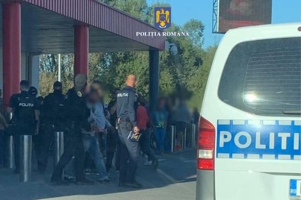 Bilincsben vittek el hét férfit a parkolóból