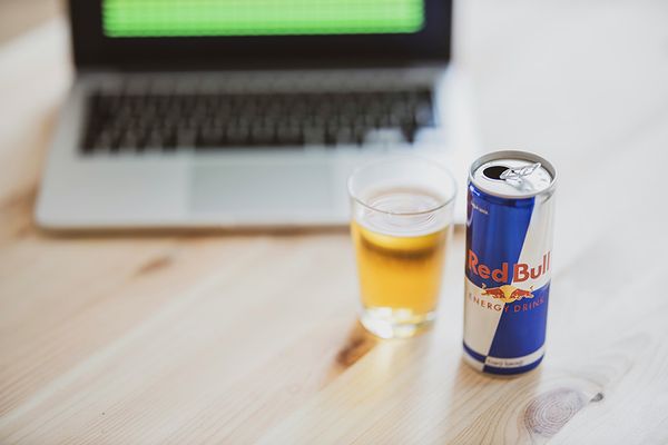 Az új tervezet szerint nem adhatnak el kiskorúaknak energiaitalt