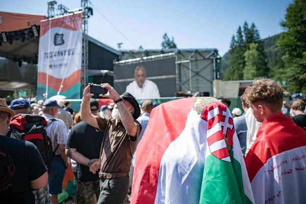 Ha ezután is tapsolunk Orbánnak, mi is megérdemeljük azt a szégyenfát