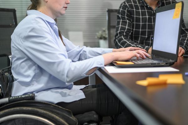 Idéntől több juttatás jár a fogyatékkal élőknek és a nyugdíjasoknak