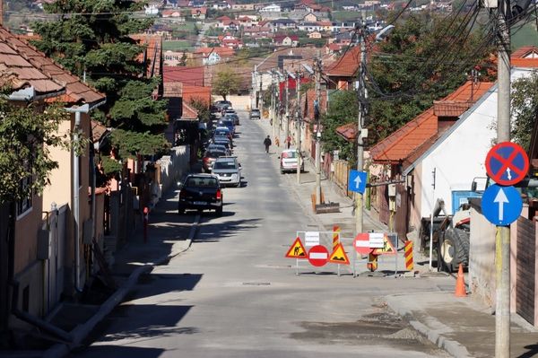 Kérik, hogy parkolj máshol, mert aszfaltoznának