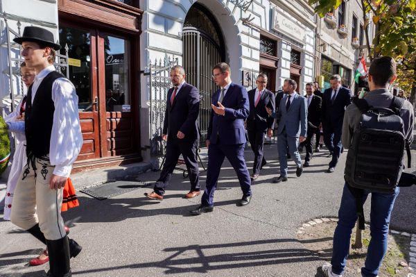Így koszorúz egy miniszterrel az új polgármester (videó)
