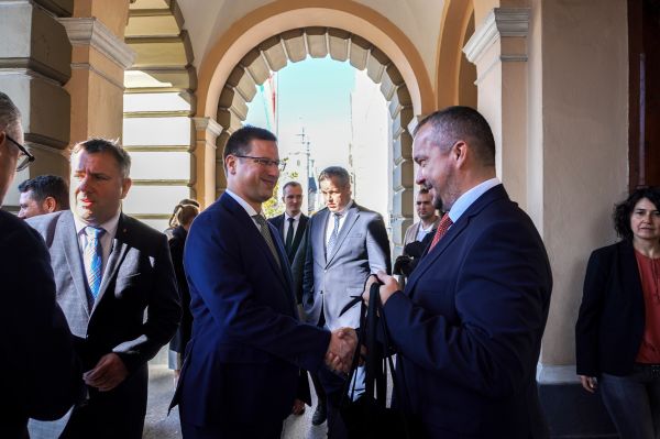 Külön ünnepélyen, Gulyás Gergely miniszterrel koszorúzott az új városvezetés