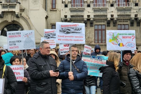 Veszélyben az ingyenes háziorvosi vizsgálat s az ártámogatott receptek?
