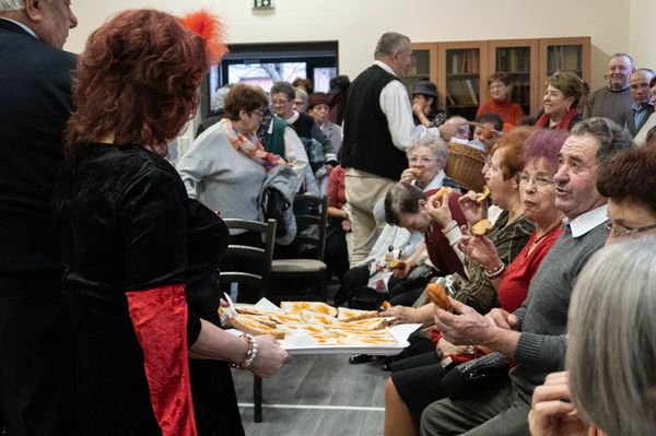 Jelmezbe bújnak a szépkorúak