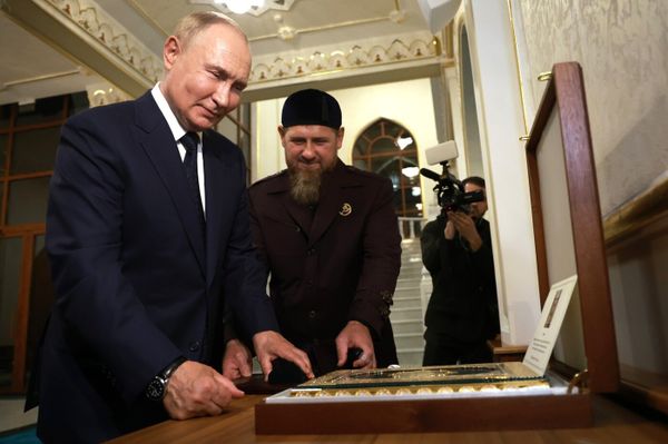 Ahol az ima nem segít, ott Putyin Koránt csókolgat