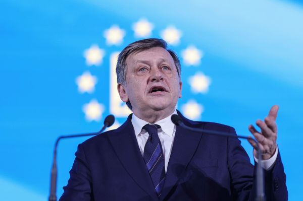 Crin Antonescu: nincs visszaút, csak előre Nyugat felé