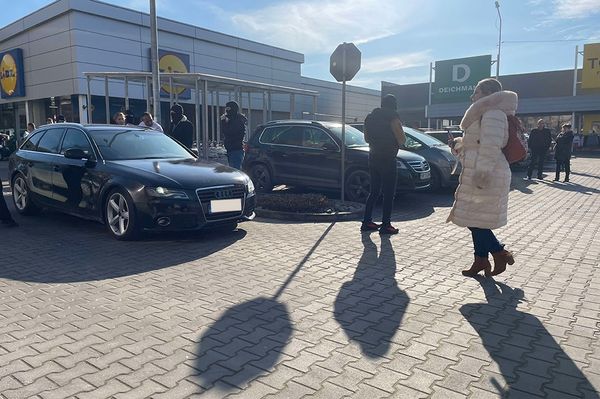 Két személyt vizsgáltak át a maszkosok