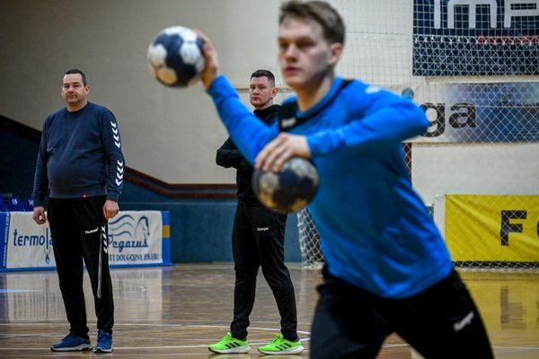 Kidobunk egy kész csapatot az ablakon, s várjuk, hogy mikor lesz újabb