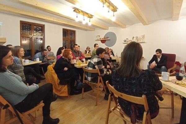 Fogadóórát tartanak, a szélsőségekről beszélgetnek