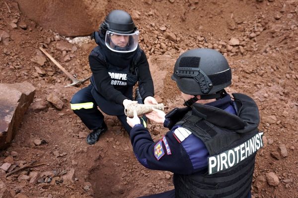 A lőszerek miatt a helyszínre vezényeltek egy SMURD-egységet is