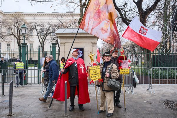 Talpra magyarok, kutyák és poloskák!