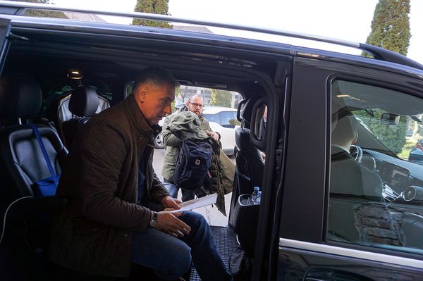 Ezúttal nem turulmadarat hozott Lázár János