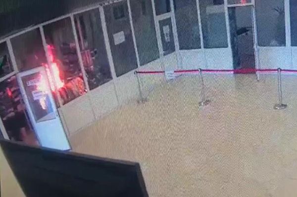 60-65 éves, őszülő hajú férfit gyanúsítanak a parlamenti gyújtogatással