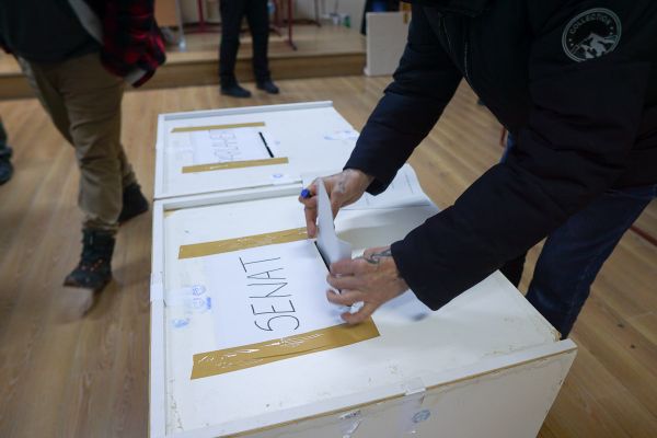 Részleges eredmények: a PSD van az élen, 6 százalék fölött az RMDSZ