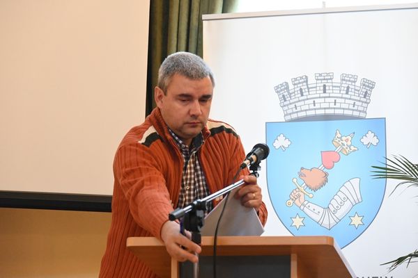 Még a mikrofon is a költségvetést várja